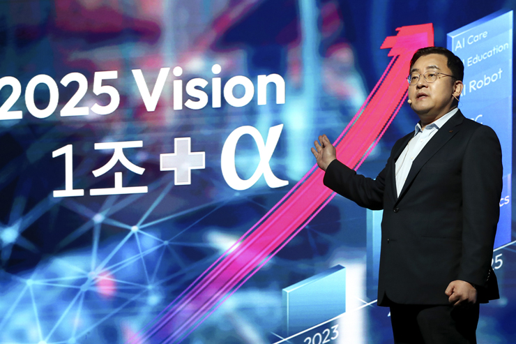 21일 노보텔 앰배서더 서울 동대문에서 열린 간담회에서 KT AI/DX융합사업부문장 송재호 부사장이 향후 AI 전략에 대해 발표하고 있다. [사진=KT]