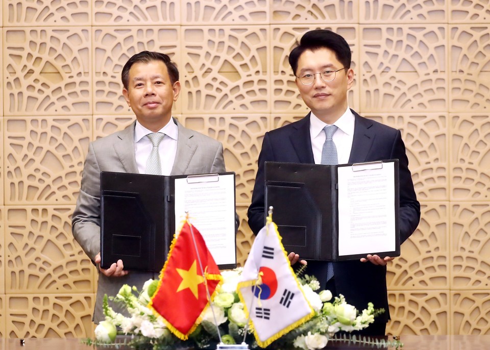 (왼쪽부터) 응우옌 비엣 꽝 빈그룹 CEO, 류긍선 카카오모빌리티 대표 [사진=카카오모빌리티]