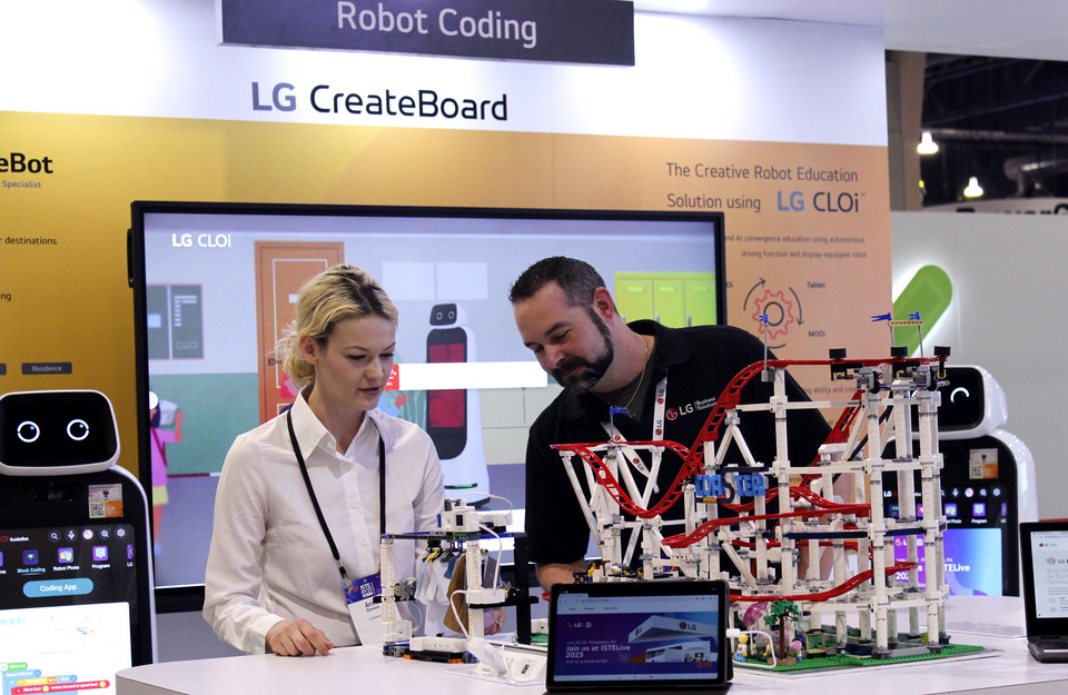 미국 현지 교육 관계자들이 LG전자 부스를 찾아 전자칠판과 코딩교육 교구를 체험하고 있다. [사진=LG전자]