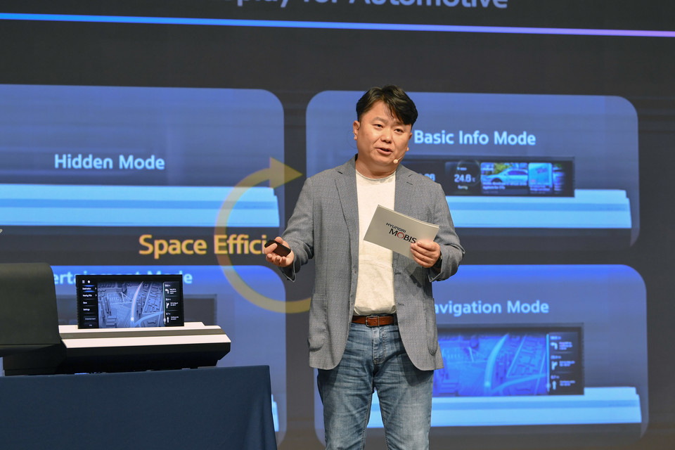한영훈 EC랩장(상무)이 전장 디스플레이 부문 향후 전략을 발표하고 있다. [사진=현대모비스]