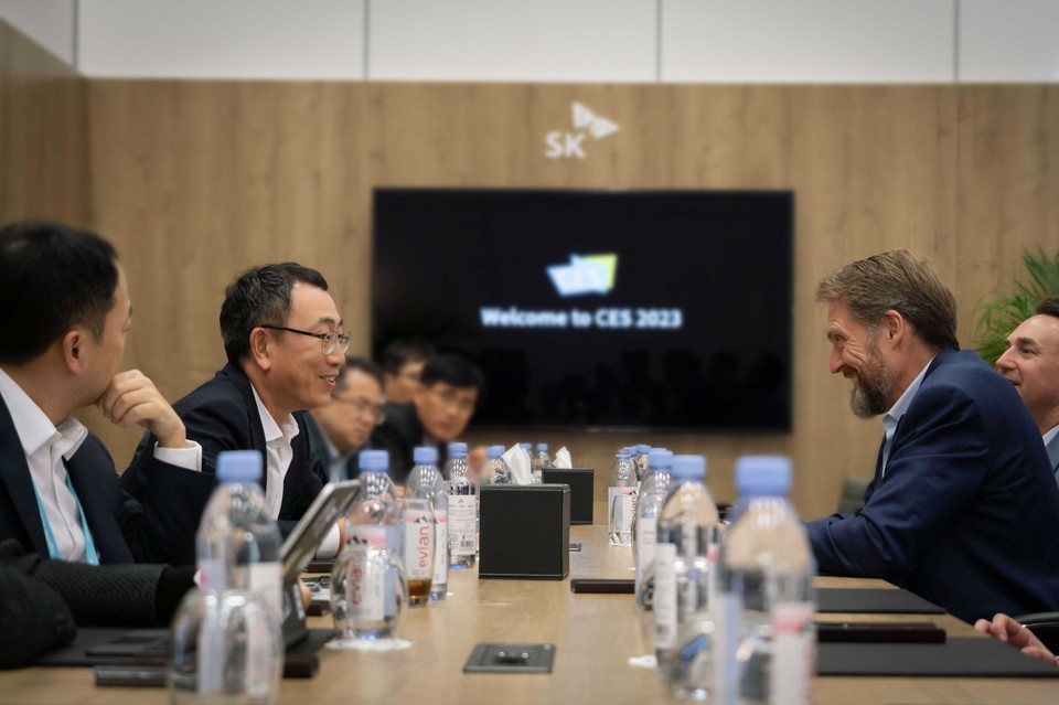 사진은 올해 1월 미국 라스베이거스에서 열린 ‘CES 2023’ 현장에서 유영상 SK텔레콤 CEO, 조벤 비버트 조비 에비에이션 CEO가 희의를 진행하는 모습 [사진=SK텔레콤]