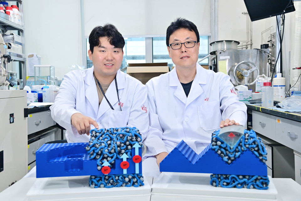 고분자 전해질막 연료전지 성능향상을 위해 3차원 구조체 전극제어기술을 개발한 KIST 유성종 박사(오른쪽) 연구진 [사진=KIST]