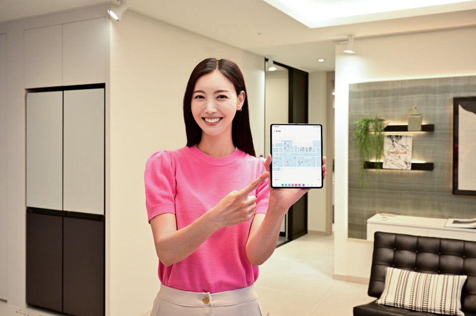 삼성전자 모델이 맵 뷰 기반의 스마트싱스 홈IoT 솔루션을 소개하고 있다. [사진=삼성전자]