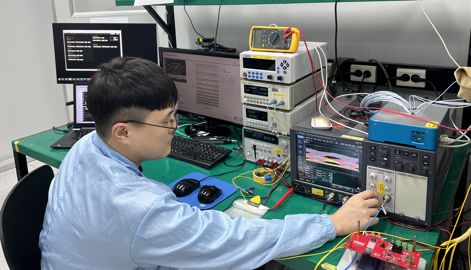 오이솔루션 엔지니어가 프론트홀 고속 전송 가용 파장 확대 기술을 시연하고 있는 모습 [사진=SK텔레콤]