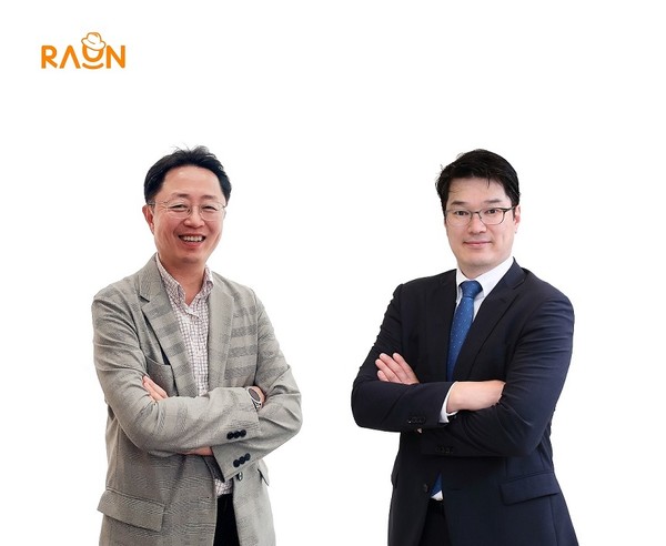 (왼쪽부터) 정현철 서비스 부문 총괄 사장, 이유진 해외 사업 부문 총괄 부사장 [사진=라온시큐어]