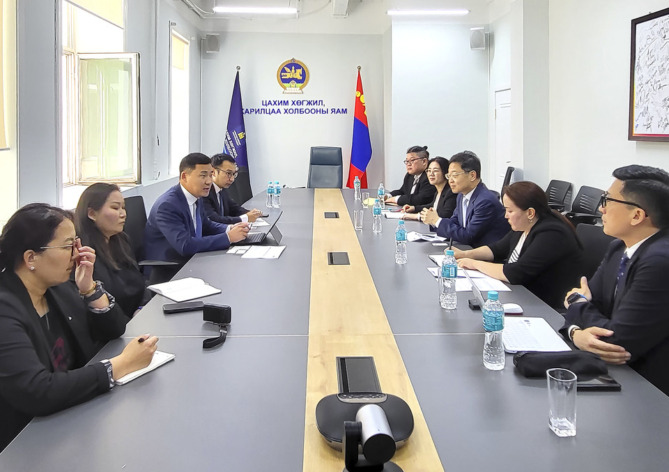 최종 보고회에서 KT 관계자들과 몽골 디지털부 공무원들이 추진 방안과 기대효과에 대한 논의를 하고 있다. [사진=KT]