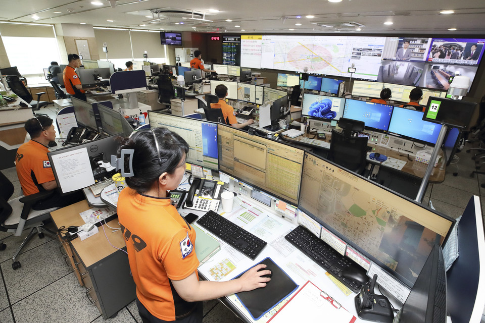 대전소방본부에서 소방관들이 관제 모니터링을 하는 모습 [사진=KT]