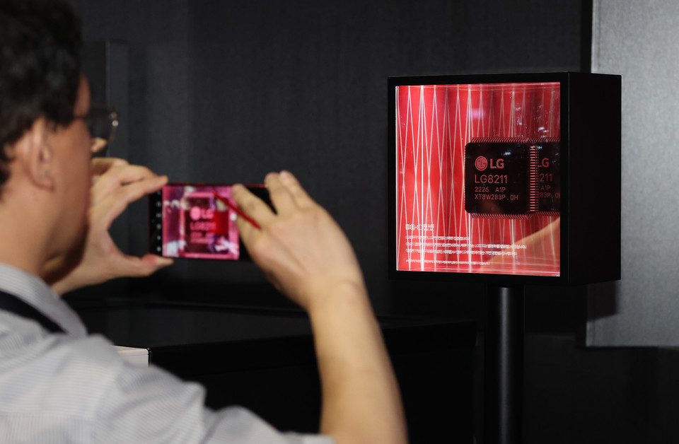 LG전자가 25일 마곡 LG사이언스파크에서 Up가전 2.0을 공개했다. 사진은 가전기기 특화 AI칩 DQ-C 칩셋 [사진=연합뉴스]