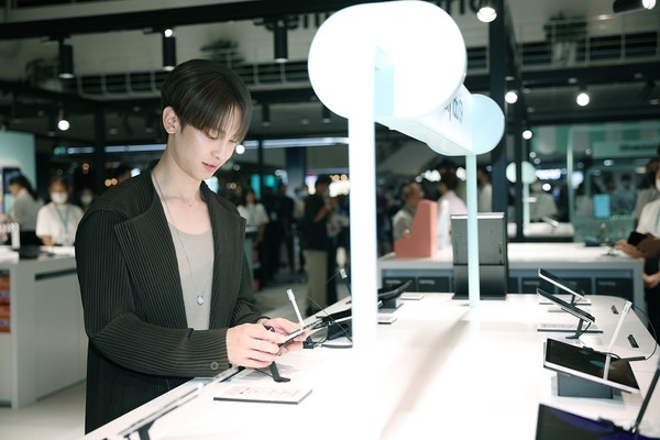 태국 방콕 갤럭시 익스피리언스 스페이스에서 방문객이 새로운 갤럭시 스마트폰을 체험하고 있다. [사진=삼성전자]