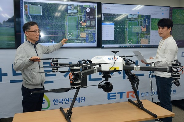ETRI가 개발한 DNA+드론 플랫폼과 DNA+드론 [사진=ETRI]
