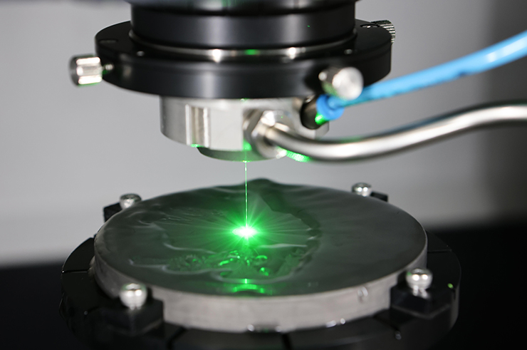 기계연 연구진이 개발한 융합가공기가 레이저 빔을 통해 가공하는 모습 [사진=기계연]