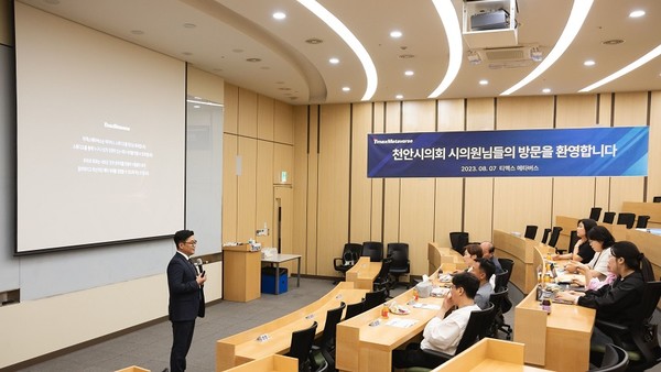 티맥스타워에 방문한 천안시의원들이 메타버스를 활용한 스마트시티 구현에 대해 의견을 나누고 있다. [사진=티맥스메타버스]