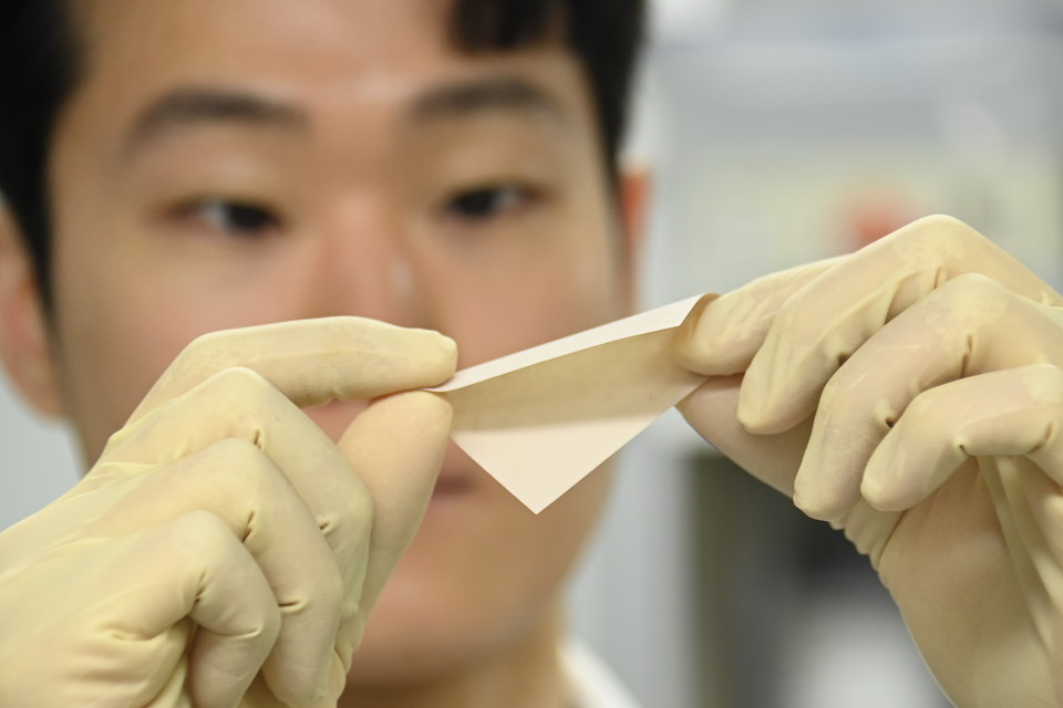 ETRI 연구진이 개발한 얇고 유연한 전고체 배터리의 고체 전해질막 [사진=ETRI]