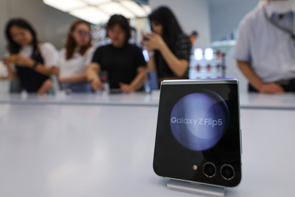 서울 서초구 삼성 강남을 찾은 시민들이 갤럭시Z플립5, Z폴드5 등 신제품을 살펴보고 있다. [사진=연합뉴스]