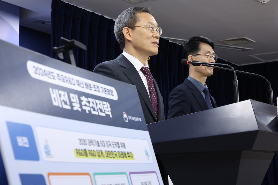 이종호 과학기술정보통신부 장관이 22일 오후 서울 종로구 정부서울청사에서 정부 연구개발(R&D) 제도 혁신방안과 '2024년 국가연구개발사업 예산 배분·조정 결과를 발표하고 있다. [사진=연합뉴스]