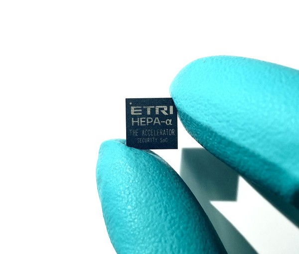 ETRI가 개발한 동형암호 연산 가속칩 [사진=ETRI]