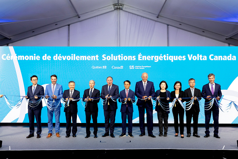 (왼쪽부터) 곽근만 솔루스첨단소재 부사장, 프랑수아 버나델 퀘벡주 공공안전부 장관, 서광벽 솔루스첨단소재 대표, 프랑수아 필립 샴페인 캐나다 혁신과학산업부 장관, 프랑수아 르고 퀘벡주 총리, 진대제 솔루스첨단소재 회장, 피에르 피츠기봉 퀘벡주 경제혁신에너지부 장관, 현미주 몬트리올 부총영사 [사진=솔루스첨단소재]