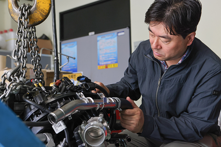 기계연 모빌리티동력연구실 최영 책임연구원이 수소엔진을 점검하고 있다. [사진=기계연]