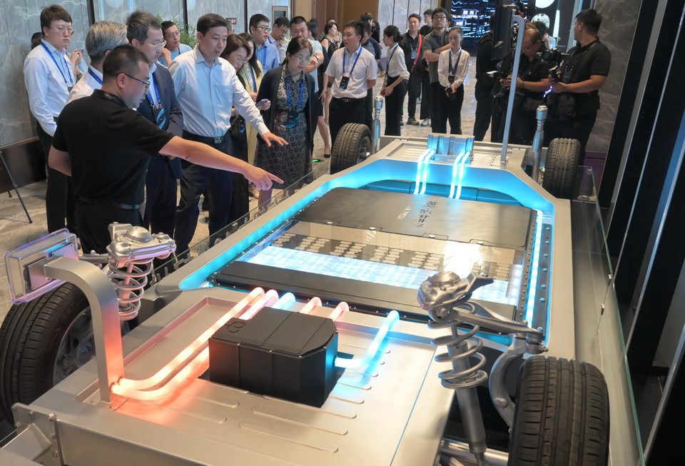 CATL이 지난달 16일(현지시간) 공개한 새로운 LFP 배터리, CATL은 이 배터리가 10분 충전으로 400km 이상 주행할 수 있다고 소개했다. [사진=신화통신]