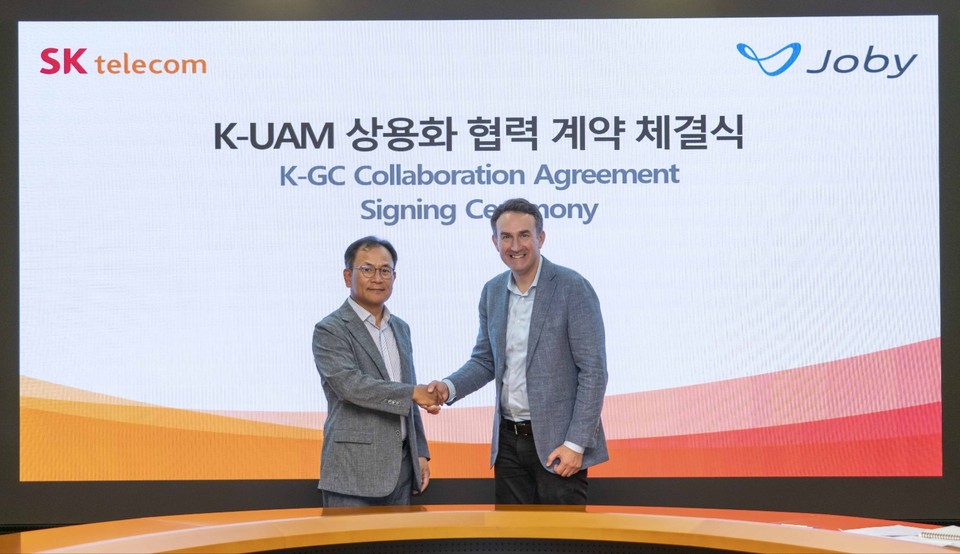 (왼쪽부터) 하민용 SK텔레콤 최고사업개발책임자(CDO), 에릭 앨리슨 조비 에비에이션 부사장 [사진=SK텔레콤]