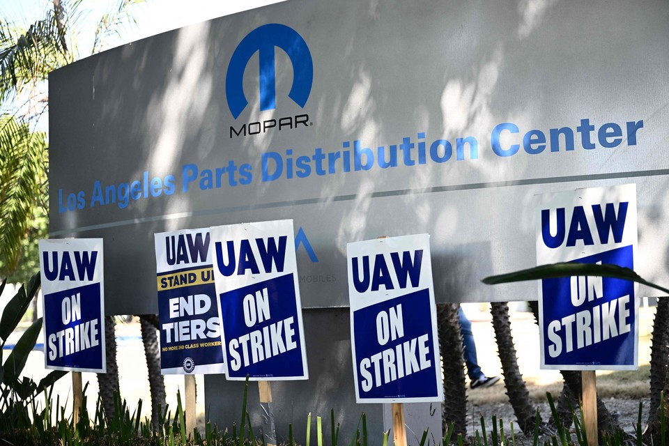 9월22일 미국 캘리포니아주 온타리오 소재 스텔란티스 크라이슬러 로스앤젤레스 부품유통센터 밖에서 전미자동차노조(UAW) 지역 230 조합원들이 피켓시위를 벌이고 있다. [사진=AFP통신]