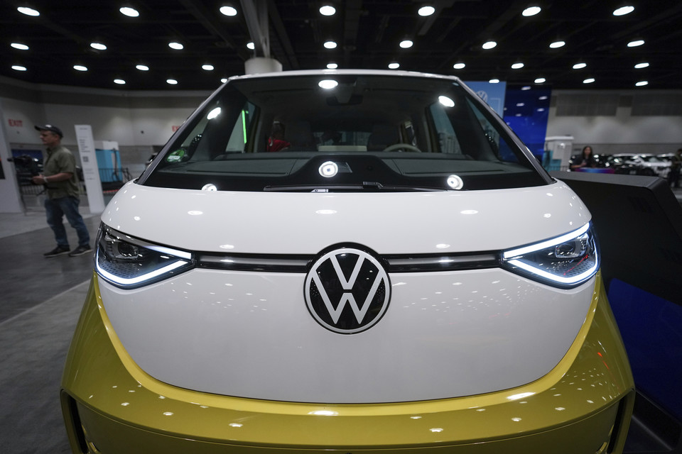 지난달 8일(현지시간) 캐나다 밴쿠버에서 열린 모빌리티 전시회(Fully Charged Live) 현장에 전시된 폭스바겐 ID.버즈 EV 미니밴 [사진=AP통신]