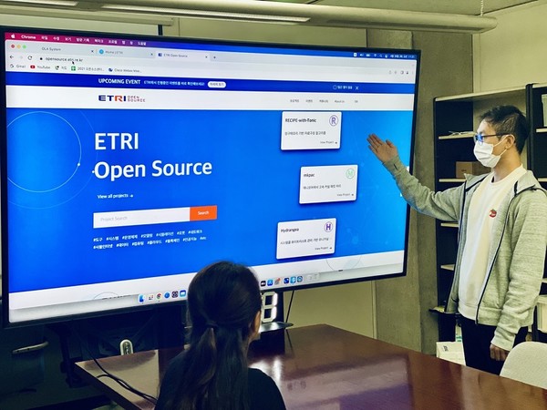 ETRI 연구진이 연구성과 외부 공개와 커뮤니티 활동 지원을 위한 오픈소스 공개사이트에 대해 설명하고 있다. [사진=ETRI]