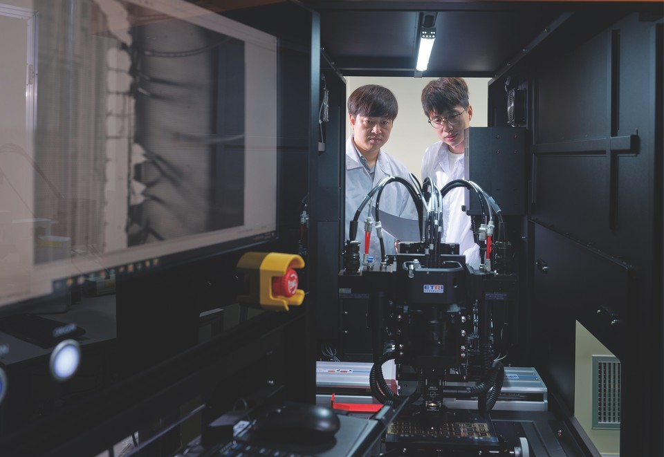 ETRI 연구진이 플렌옵틱 검사장비의 작동상태를 점검하고 있는 모습 [사진=ETRI]