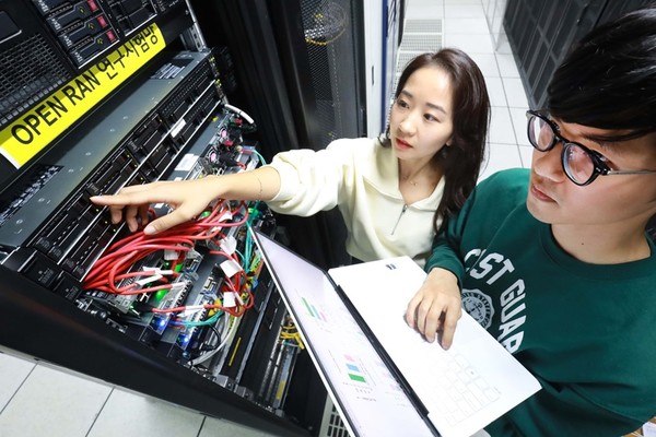 LG유플러스 직원들이 오픈랜 공용 플랫폼을 검증하고 있다. [사진=LG유플러스]