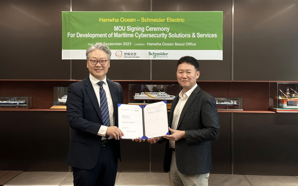 (왼쪽부터) 슈나이더일렉트릭시스템스코리아 이철우 대표, 한화오션 유척근 선장기본설계팀장 [사진=슈나이더일렉트릭]