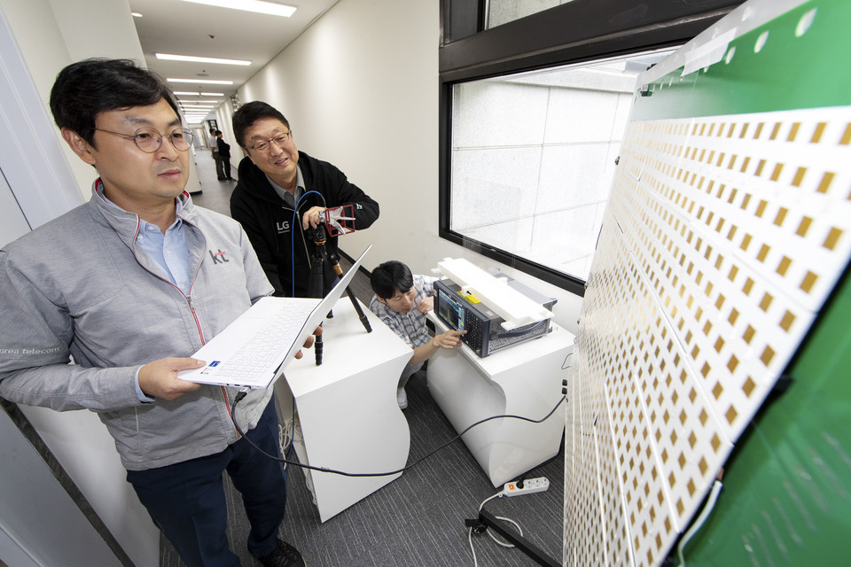 KT연구개발센터에서 KT와 LG전자 연구원이 6G 주파수 후보 대역별로 RIS의 성능을 검증하는 모습 [사진=KT]