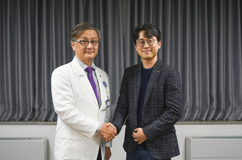 (왼쪽부터) 임상현 아주대의료원 기획조정실장/혁신의료기기센터장, 카카오브레인 김일두 각자대표 [사진=카카오브레인]