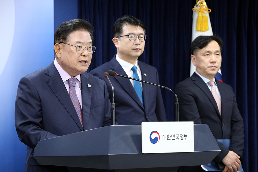 우동기 대통령 직속 지방시대위원장이 31일 오후 정부서울청사에서 열린 사전브리핑에서 '윤석열 정부, 지방시대 종합계획'을 발표하고 있다. (왼쪽부터) 우 위원장, 장상윤 교육부 차관, 강도현 과학기술정보통신부 정보통신정책실장 [사진=연합뉴스]