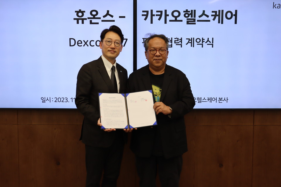 (왼쪽부터) 휴온스 윤상대 대표, 카카오헬스케어 황희 대표 [사진=카카오헬스케어]