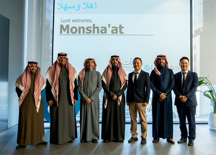 백승욱(왼쪽 다섯번째) 루닛 이사회 의장이 7일 서울 강남구 루닛 본사를 방문한 사미 빈 이브라힘 알 후세이니(왼쪽 네번째) 사우디아라비아 중소기업청장 등 관계자들과 함께 기념촬영을 하고 있다. [사진=루닛]