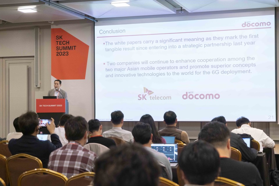 나카무라 타케히로 NTT도코모 CSO가 기조연설을 하고 있다. [사진=SK텔레콤]