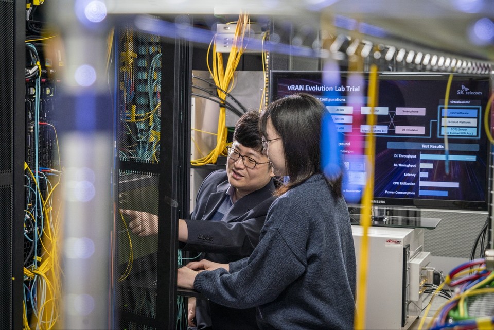 SK텔레콤 엔지니어들이 가상화 기지국 기술을 테스트하고 있다. [사진=SK텔레콤]