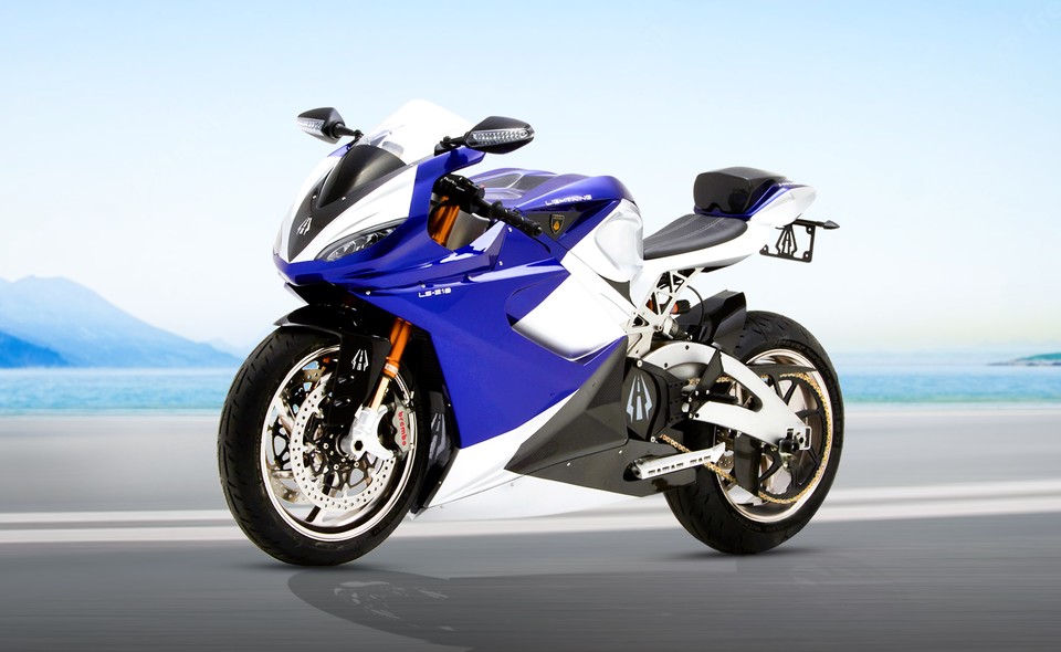 전기 오토바이는 적어도 1회 충전 후 시속 70마일의 속도로 100마일을 주행해야 한다. 현재 라이트닝의 오토바이는 10분만에 80%까지 충전 가능하며, 1회 충전 시 170마일 이상 주행할 수 있다.