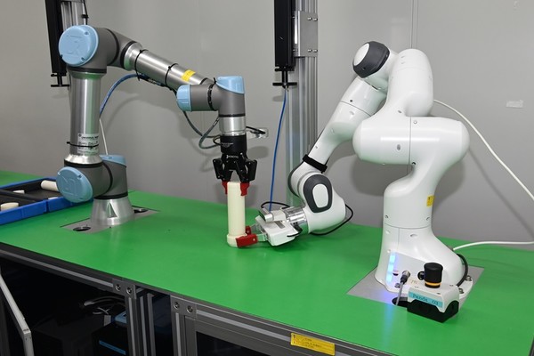 다관절 로봇이 ETRI가 개발한 기술을 통해 스스로 제품을 조립하고 있다.  [사진=ETRI]