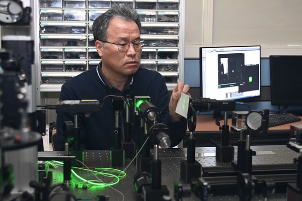 홀로그램 영상 시야각 확대 연구 수행 모습 [사진=ETRI]