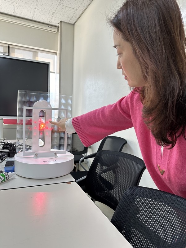 CES혁신상을 수상하는 공간터치 기술 시연 [사진=ETRI]