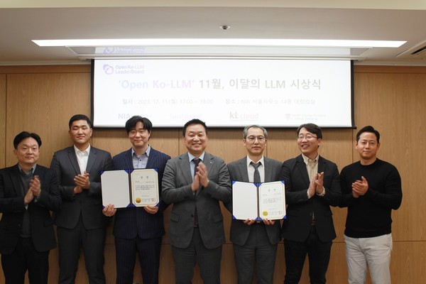 (왼쪽부터) NIA 이용진 본부장, 미니레코드 김명군 팀장, 배환희 매니저, NIA 황종성 원장, 미디어그룹사람과숲 한윤기 대표, 업스테이지 최홍준 부사장, 마커AI 정철현 대표 [사진=NIA]