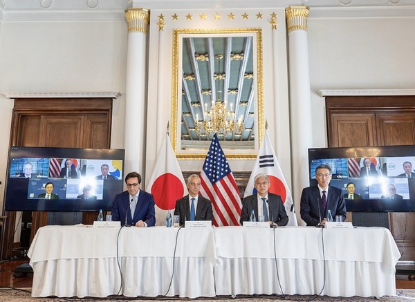 (왼쪽부터) 람 이매뉴얼 주일본 미국 대사, 다리오 길  IBM 수석부사장, 이토 고헤이 게이오대학교 총장, 윤덕민 주일본 한국 대사 [사진=IBM]