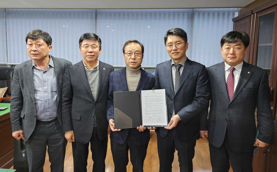 (왼쪽부터) 정창기 대구개인택시조합 이사장, 차순선 서울개인택시조합 이사장, 박권수 전국개인택시조합연합회장, 류긍선 카카오모빌리티 대표, 김승일 인천개인택시조합 이사장 등 관계자들이 최종 합의를 마치고 기념촬영을 하고 있다. [사진=카카오모빌리티]