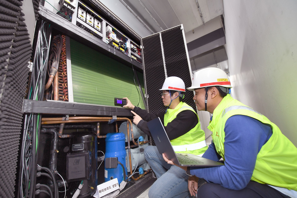 17일 SK브로드밴드(SKB) 구성원들이 하이브리드 냉방기를 점검하고 있다. [사진=SKB]