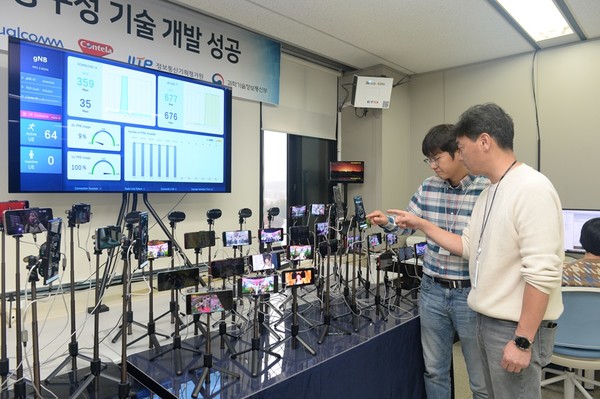 ETRI 연구진이 5G 스몰셀 업링크를 시연하고 있다. [사진=ETRI]