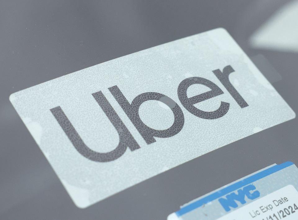 뉴욕 라과디아 공항 주차장에 세워져 있는 차량에 붙어있는 우버 로고 [사진=UPI]