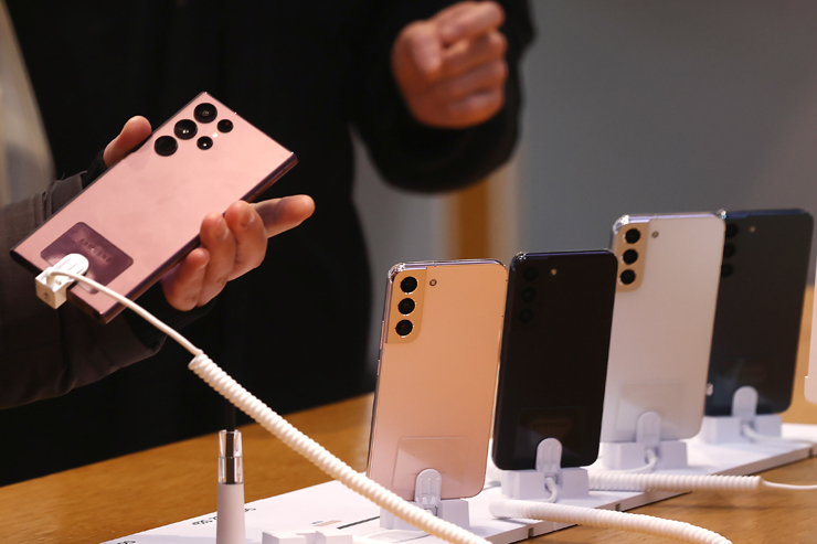 LTE 요금제가 제공하는 데이터 당 비용차가 커 소비자 선택권 확대를 위한 요금제 개편이 필요하다는 주장이 나왔다. 사진은 삼성전자 5G 스마트폰 갤럭시S22 [사진=연합뉴스]