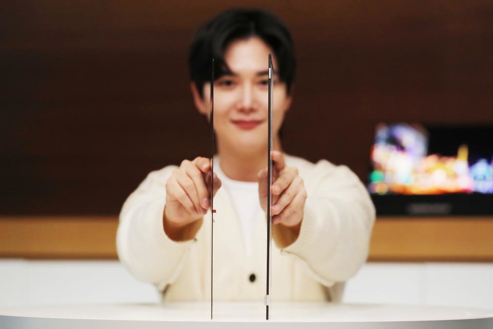 IT용 UT OLED 패널(왼쪽)과 LCD 패널(오른쪽) [사진=삼성D]