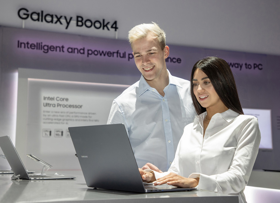 삼성전자 전시관에서 삼성전자 모델이 갤럭시북4 시리즈를 소개하고 있다. [사진=삼성전자]